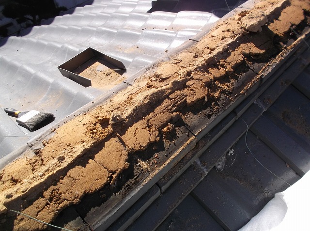 土が葺かれた棟瓦